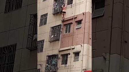 Woman climbs building wall in her slippers after locking herself out of 5th-floor apartment