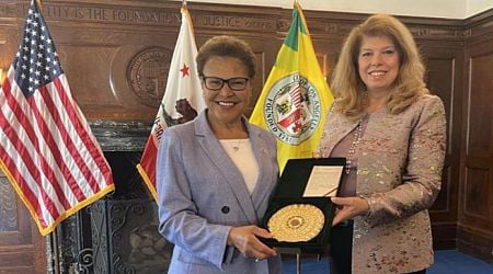 Vice President Iotova presents replica of a Thracian phial to the mayor of Los Angeles