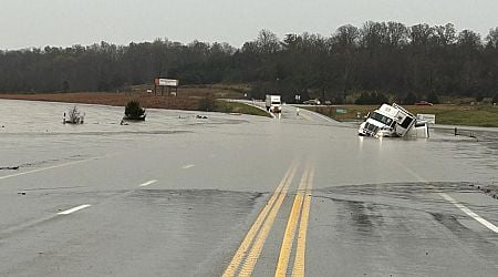 Missouri flash flooding kills 5, including 2 poll workers