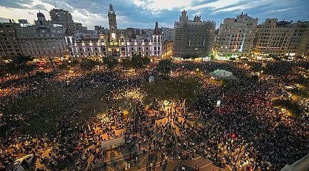 Spain: Tens of thousands protest in Valencia over handling of fatal flooding by authorities