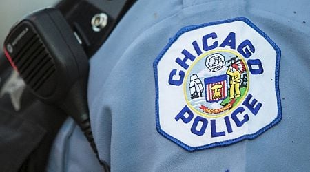 Chicago police officer among 2 stabbed in South Shore