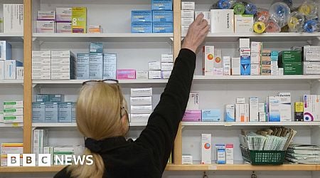 Pharmacies vote to cut opening hours in funding protest