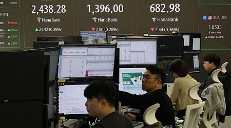 Seoul shares trade sharply higher late Mon. morning on Samsung gains