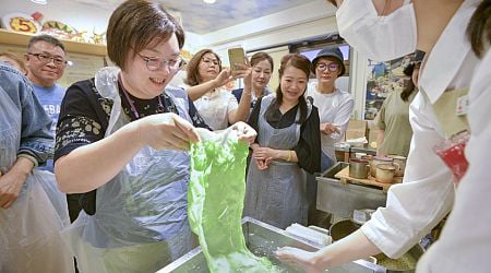 Foreign tourists showing appetite for Japan's art of food replicas