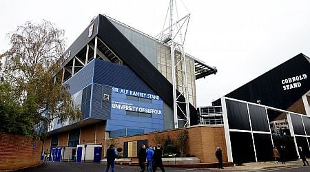 What time and TV channel is Ipswich Town vs Manchester United in the Premier League today?