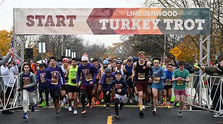 Runners in Lincolnwood Turkey Trot got starting words from local WNBA star Jewell Loyd