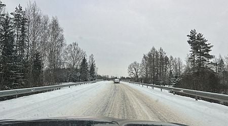 Roads very slippery in the east of Latvia Monday morning