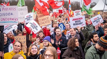 Thousands protest against higher education budget cuts in The Hague