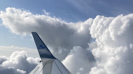 KLM wants to freeze salaries for two years, as pay talks start