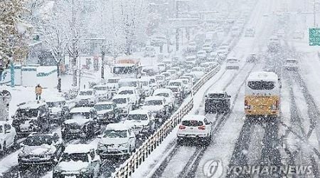 (3rd LD) Seoul hit by heaviest snowfall in over 100 yrs causing injuries, traffic chaos