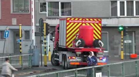 uitruk haakarmvoertuig en brandvertrek brandweer gent naar brand gebouw