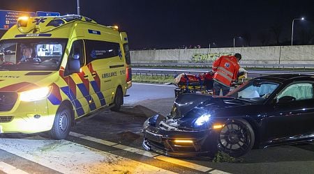 Porsche crashes into guardrail at Schiphol; Occupants injured