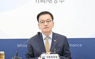 Finance minister hints S. Korea to record under 2 pct growth in 2025