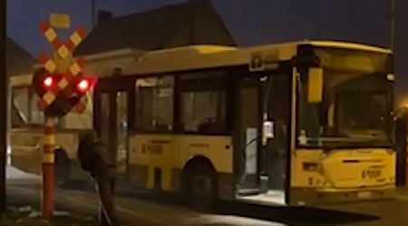 Quick-thinking De Lijn driver evacuates passengers stuck on level crossing