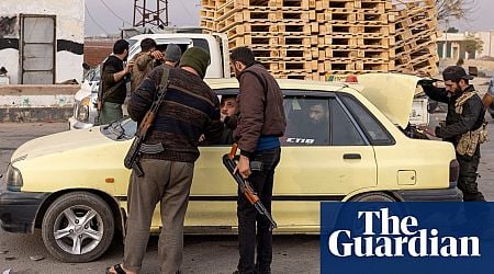 Fear of factional fighting drives 100,000 Syrians to northern Kurdish areas