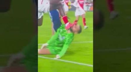 Donnarumma esce al 22&#39; del primo tempo dopo un entrata pazzesca di Singo