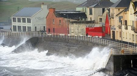 Weather expert issues major storm update just days before Christmas as SIX counties issued wind warning amid snow risk