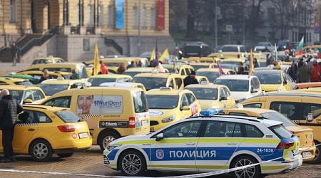 Taxi Drivers Stage New Protest Against Increase of Third Party Liability Insurance 