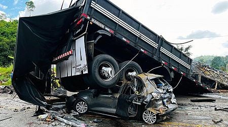 22 people die in a crash between a passenger bus and a truck in Brazil