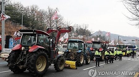 Anti-Yoon farmers aboard tractors in standoff with police in southern Seoul