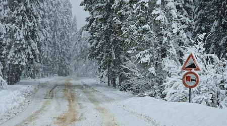 Heavy Snowfall Closes Mountain Passes, Causes Traffic Restrictions on Saturday