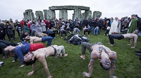 Thousands greet the winter solstice at the ancient Stonehenge monument