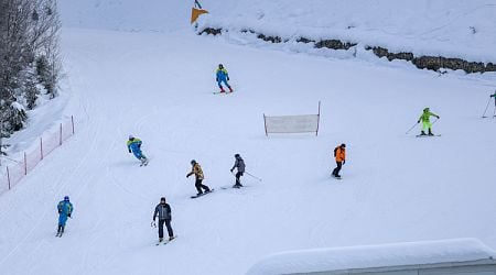 Good Mountain Hiking Conditions on Sunday, Around 30 to 40 cm of Snow Reported