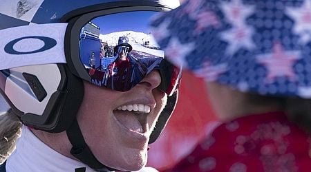 Lindsey Vonn takes a low-risk approach, 14th in her return to World Cup skiing at age 40