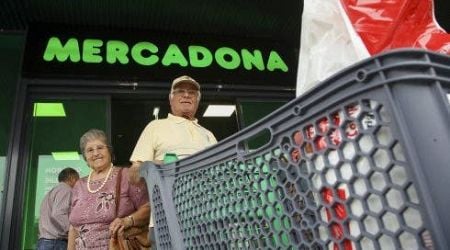 What supermarkets and shops will be open in Spain on Christmas Eve?