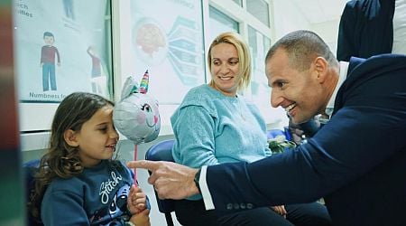 PM visits sick children in hospital