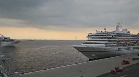 Die MS Artania verabschiedet sich vom aktuellen Traumschiff MS Amadea in Bremerhaven am 27.06.2024