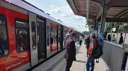 100 passengers leave German train after smoke smelt