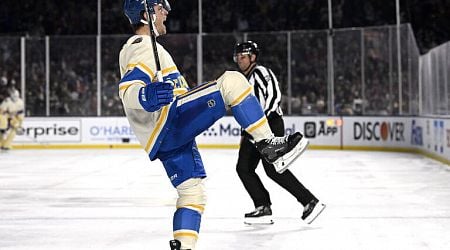 Fowler lifts Blues to blowout win over Blackhawks in Winter Classic