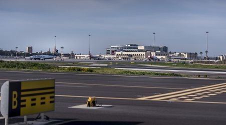  [WATCH] Footage emerges of men running across apron at Malta International Airport 