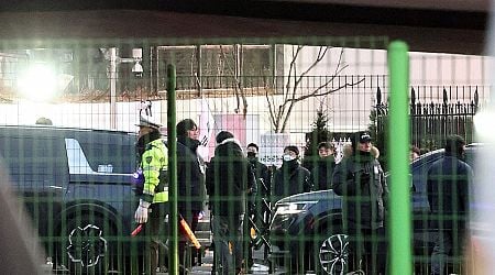 (3rd LD) Investigators enter Yoon's residence to execute warrant to detain impeached president