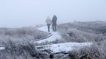 Taoiseach is briefed ahead of "severe cold snap" as schools may not re-open on Monday