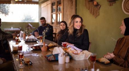 Queen Rania visits Jerash Darb Al Noor Association, meets with local project owners