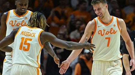 AP Poll: Perfect Tennessee tightens grip on No. 1, UConn returns to top 10