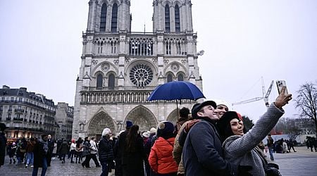 Tourists return to post-Olympic Paris for winter holiday