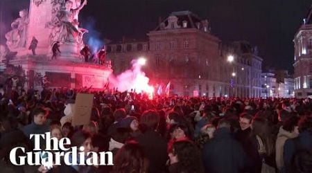 Hundreds of people celebrate Jean-Marie Le Pen&#39;s death in Paris