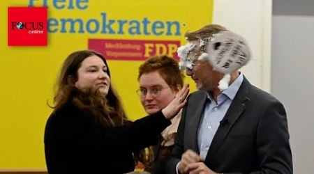 Frau klatscht Lindner Schaum-Torte ins Gesicht