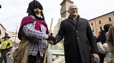 Befana rides into Piazza Navona