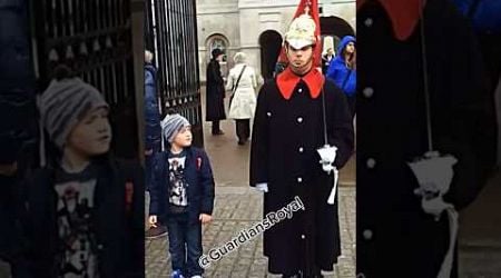 Child smacks the Royal Guards bumcredit:Sanya Ross #london#royalguardsmen#royalguardsman#royalguar