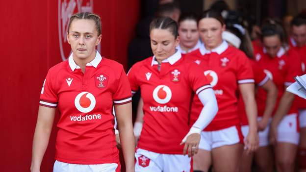 Women's Six Nations: Wales captain Hannah Jones urges fans to 'stick with us'