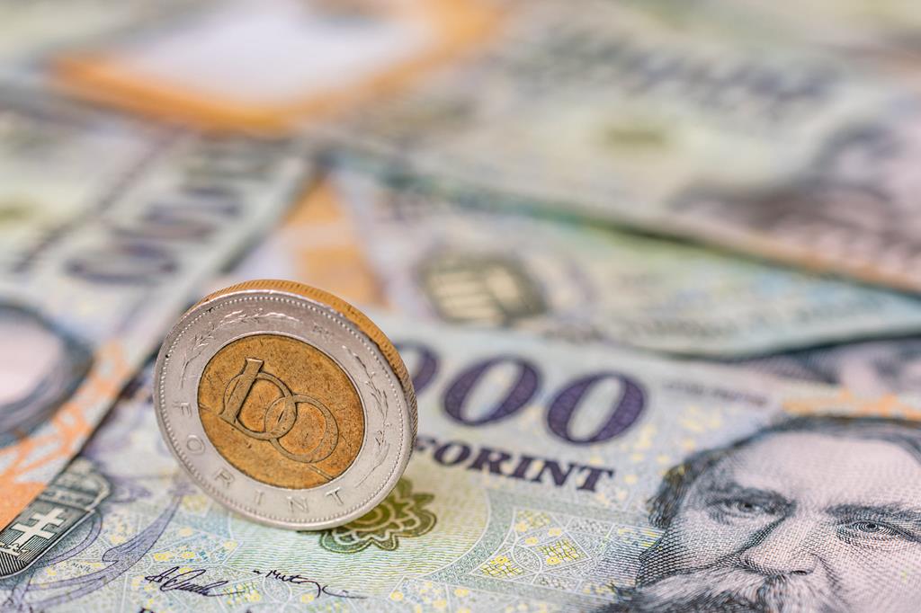 Forint wakes to a good morning, breaks through crucial levels