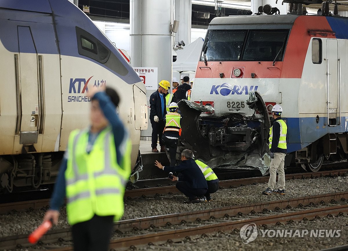 4 people suffer minor injuries after 2 trains collide at Seoul Station