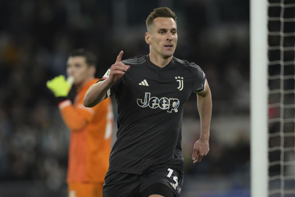 Juventus require late goal to beat Lazio 3-2 on aggregate and reach Italian Cup final