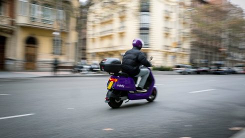 Cabify launches hundreds of electric mopeds in Sevilla: Users can rent the vehicles by the minute