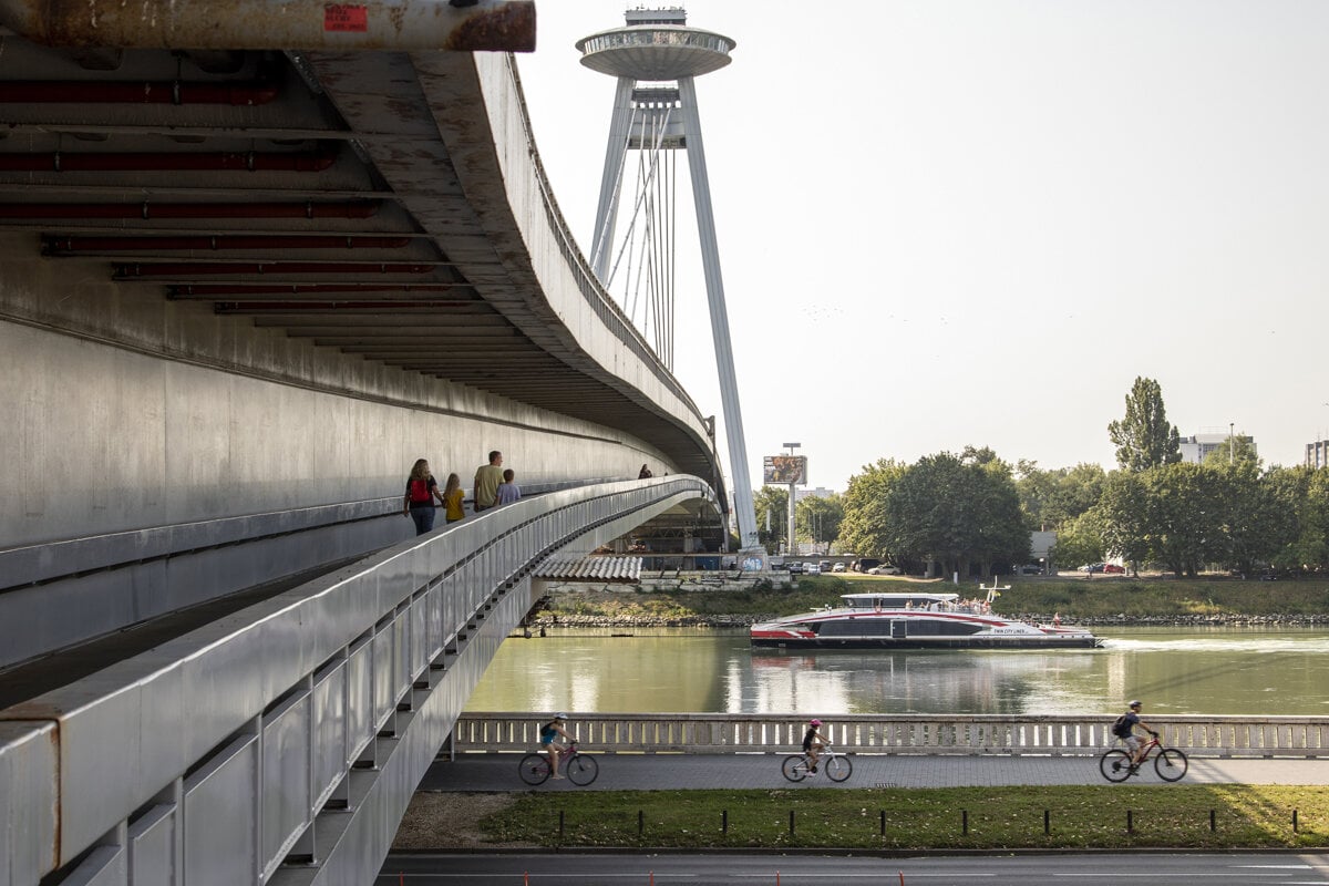 Would the Danube's bridges in Bratislava withstand a boat impact?