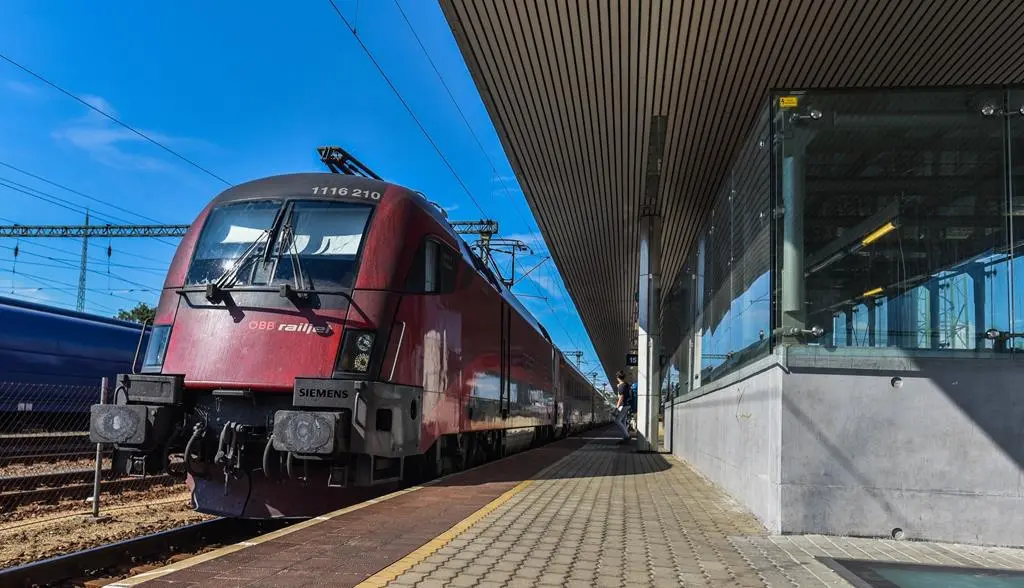 Attention: Budapest-Vienna railway line renovation continues in Hungary, timetable changes